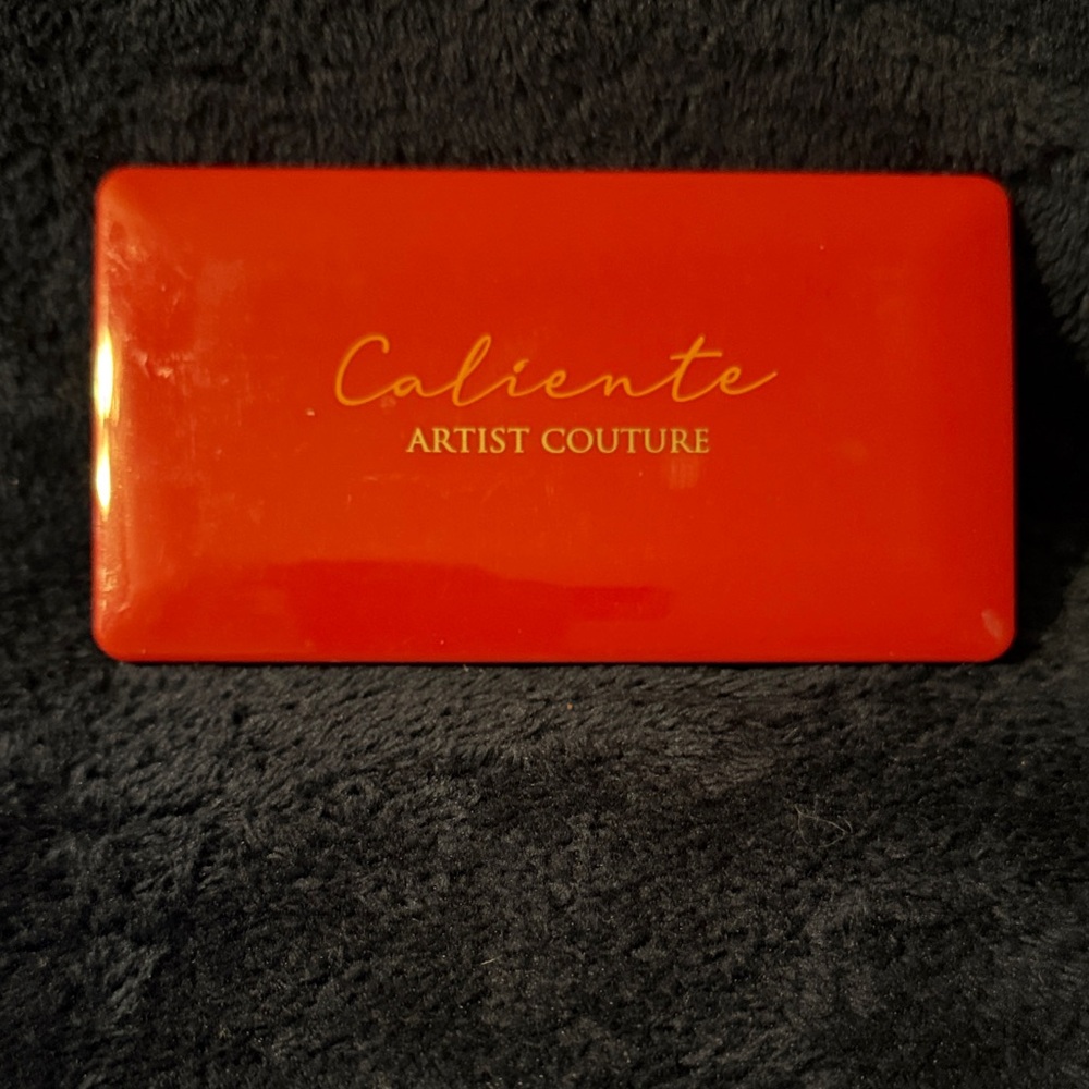 Artist Couture Caliente Palette in Fiery Red